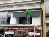 Montage-Videowand-im-Schaufenster