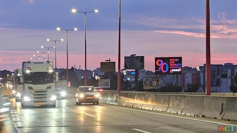 Videowall Werbung an der Autobahn