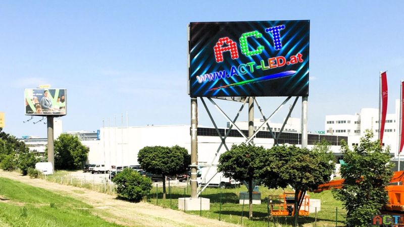 Videowall Werbung an der Autobahn