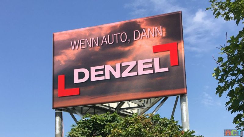 Videowall Werbung an der Autobahn