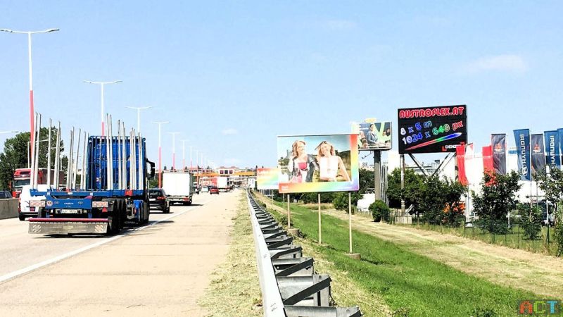 Videowall Werbung an der Autobahn