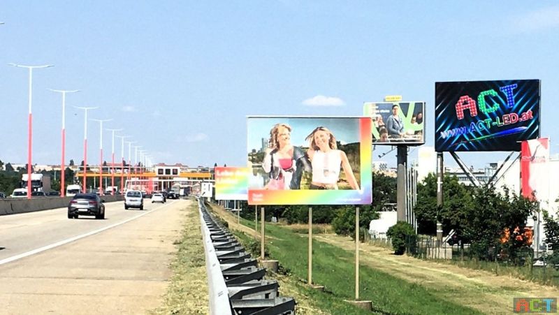 Videowall Werbung an der Autobahn