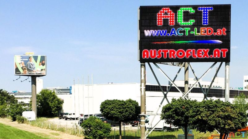 Videowall Werbung an der Autobahn