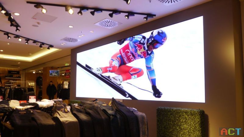 Videowand-im-Flagship-Store