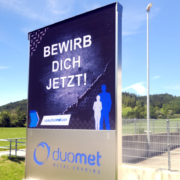 Firmenwerbung mit Videowand im Pylon