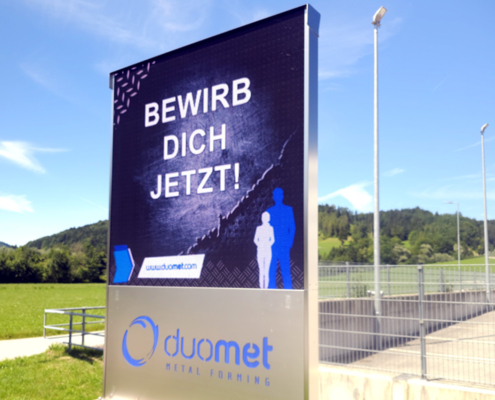 Firmenwerbung mit Videowand im Pylon