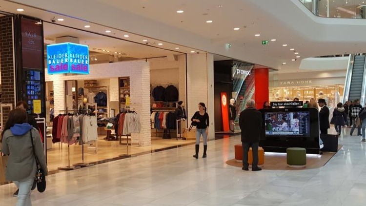 LED-Videowürfel bei Kleiderbauer in der Shopping City Süd