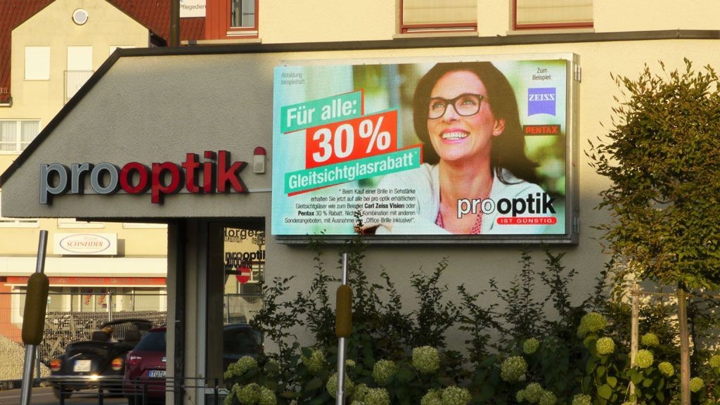 LED-Reklamewand am Geschäftsgebäude