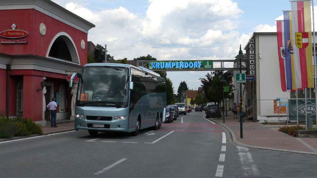 Zwei Videowände an die Gemeinde Krumpendorf am Wörthersee geliefert und quer über die Straße montiert.