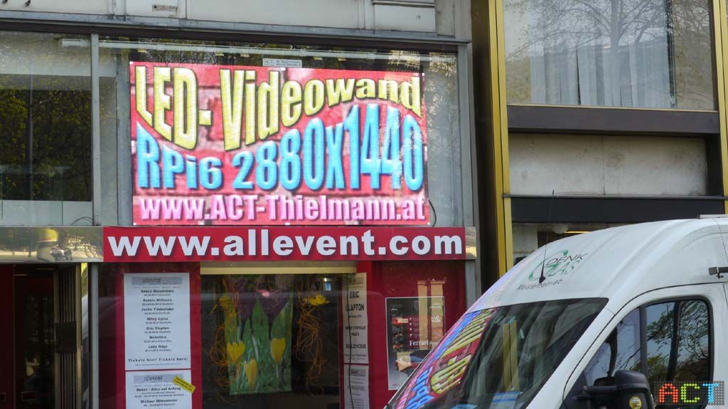 Videowände im Schaufenster fallen auf!