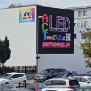 Große LED-Werbewand am Einkaufszentrum Schwechat. Schlank an der Fassade fixiert.