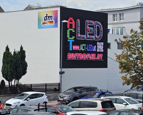 Große LED-Werbewand am Einkaufszentrum Schwechat. Schlank an der Fassade fixiert.